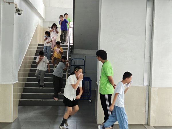 永宝网 水枪喷得好高啊！他们在爱心暑托班过足“消防瘾”